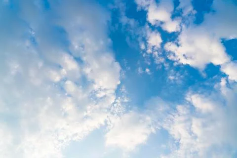 Spring clouds float in the blue sky over the Manhattan New York City. Foto stock