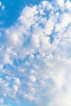 Spring clouds float in the blue sky over the Manhattan New York City. Foto stock