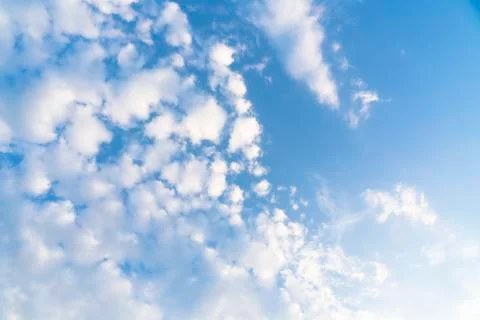 Spring clouds float in the blue sky over the Manhattan New York City. Foto stock