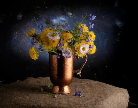 Spring composition: a bouquet of forget-me-nots and dandelions 스톡 사진