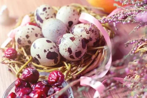 Spring composition, nest with eggs near the bunch of heather, Easter. Foto stock