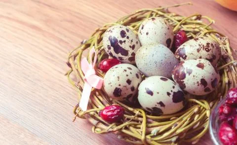 Spring composition, nest with eggs near the bunch of heather, Easter. Foto stock