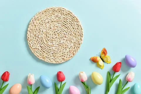 Spring composition with tulip flowers, Easter colored eggs and butterflies. Foto stock