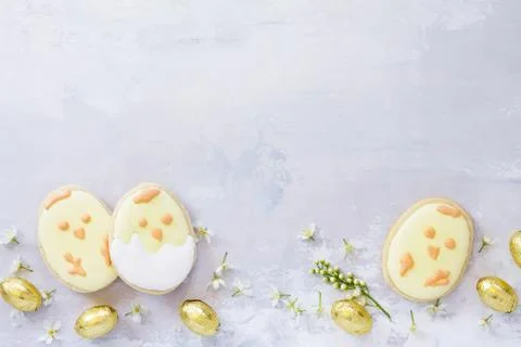 Spring concept. Colorful Easter background with colored eggs and Easter baking. Foto stock