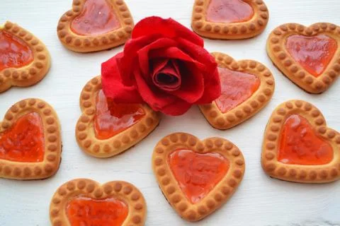 Spring cookies heart pattern and red rose Foto stock