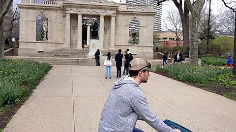 Spring day, slow-motion glide past the front of Philadelphia's Rodin Museum Vídeo Stock 296263641
