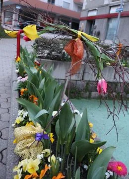 Spring decoration made of branches with hanging tulips and ribbons, Foto stock