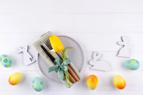 Spring Easter background for menu. Easter egg decoration, bunny, linen napkin Foto stock