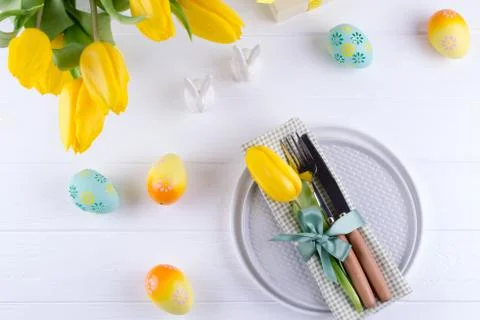 Spring Easter background for menu. Easter egg decoration, bunny, linen napkin Foto stock