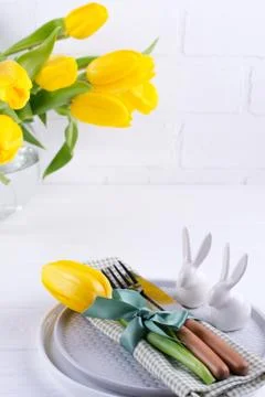 Spring Easter background for menu. Easter egg decoration, bunny, linen napkin Foto stock