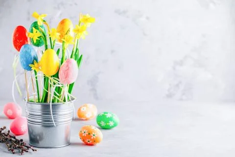 Spring easter daffodils flowers and painted easter eggs Stock Photos