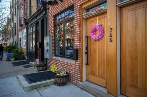 Spring Easter decorations pink wreath on a Philadelphia center city home Stock Photos