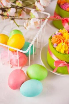 Spring Easter festive table. Small green cakes with butter cream flowers and  库存照片