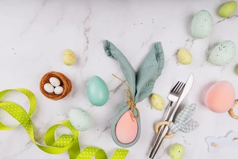Spring Easter Flat Lay with Bunny Napkin and Pastel Eggs Foto stock