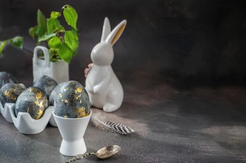 Spring Easter still life. White rabbit and eggs painted with gold pattern in  Foto stock