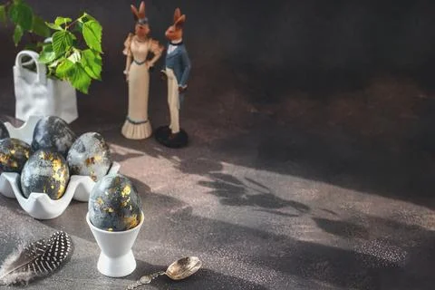Spring Easter still life. White rabbit and eggs painted with gold pattern i.. Foto stock