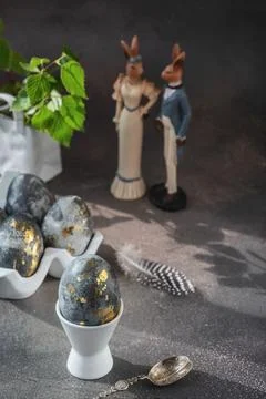 Spring Easter still life. White rabbit and eggs painted with gold pattern i.. Foto stock