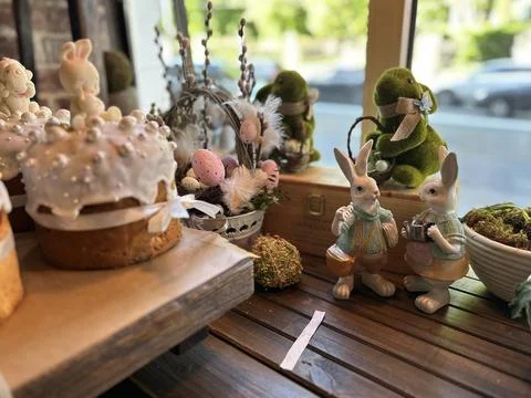A spring Festive composition with an Easter cake decorated with white fudge 스톡 사진