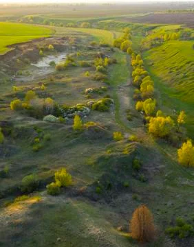 Spring fields, meadows, ravines at sunset from the quadrocopter Foto stock