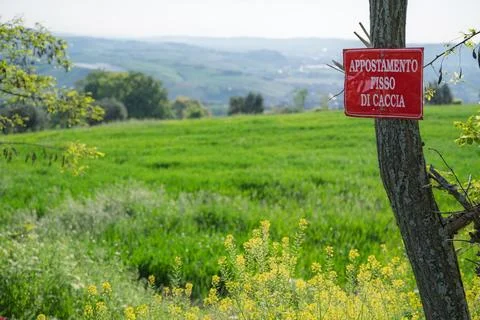 Spring Fields in the Montefeltro Hills with a Fixed Hunting Post Sign Stock-Fotos
