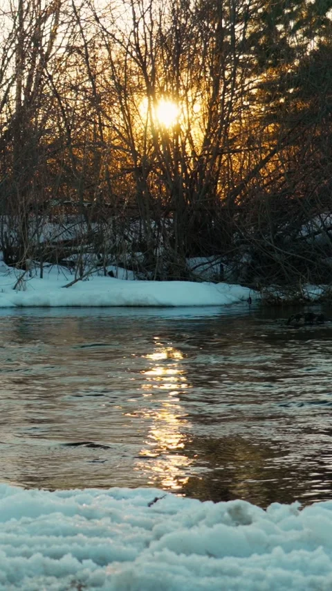 Spring. The flow of a freshwater river in the rays of the setting sun. Stock Footage 331443480