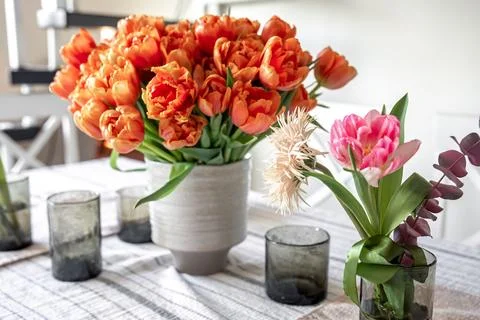 Spring flowers on the table in the interior of the room. Foto stock