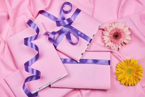 Spring giftbox with daisy flowers Stock Photos