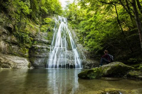 Spring in Gorg De L Olla waterfall in La Garrotxa, Girona, Spain Foto stock
