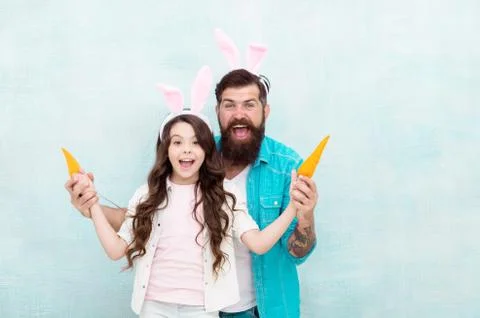 Spring holiday. Celebrate easter. Easter food. Girl and dad bunny ears. Happy Foto stock