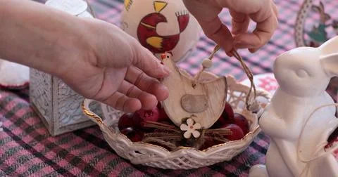 Spring home decor features vibrant Easter decorations with hands arranging .. Foto stock