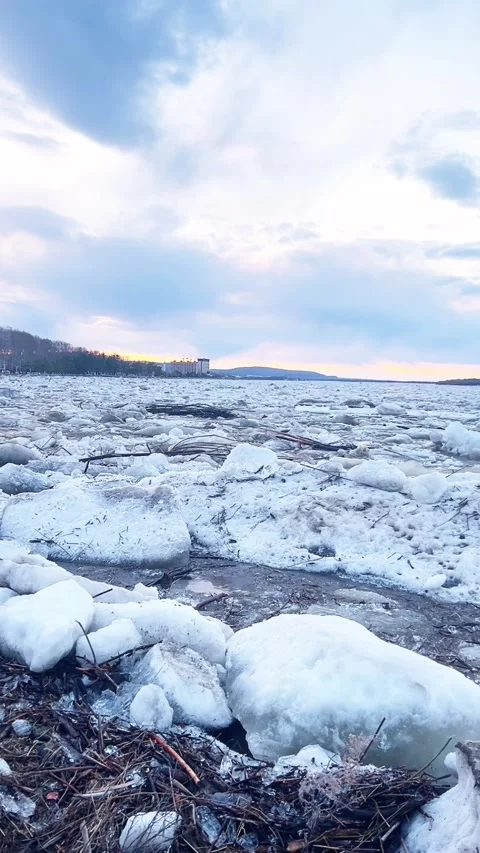 Spring Ice Run and Break-up on a Large River in Northeast China at Dusk Видео 337330975
