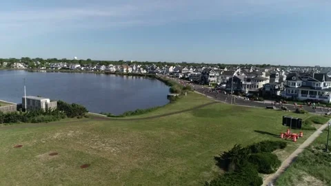 THE SPRING LAKE FIVE MILE RUN - FIELD HEADS AROUND SPRING LAKE. Video stock 242304131