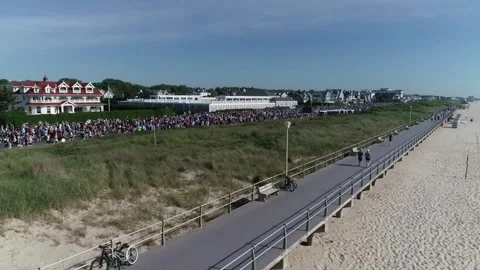 THE SPRING LAKE FIVE MILE RUN - ATLANTIC OCEAN TO RIGHT. Video stock 242304148