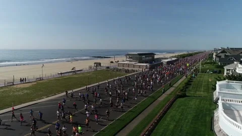 THE SPRING LAKE FIVE MILE RUN - START ON ROAD ADJACENT TO BEACH. Video stock 242304182