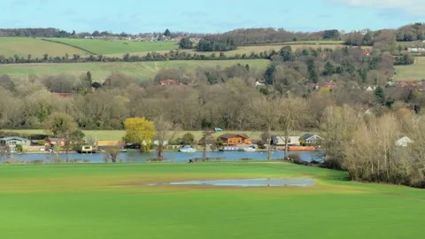 Spring landscape at Bourne End, Marlow, Buckinghamshire, England. Spring Su.. 库存影片 330802953