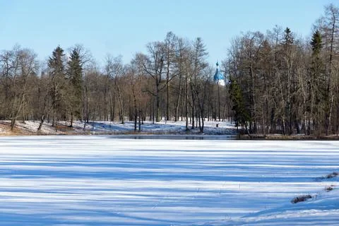 Spring landscape of the frozen river with a thawed patch Foto stock