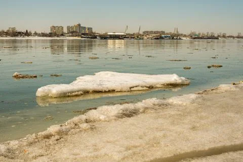 Spring melting. Ice floes float down the river in the city Foto stock
