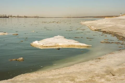 Spring melting. Ice floes float down the river in the city Foto stock