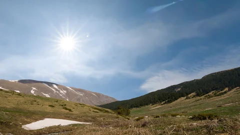 Spring mountain valley under a sparkle sun Vídeo Stock 333277950