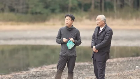 On a spring noon in Japan, a serene pond lies hidden in a bamboo grove. A Stockbeeldmateriaal 307590153