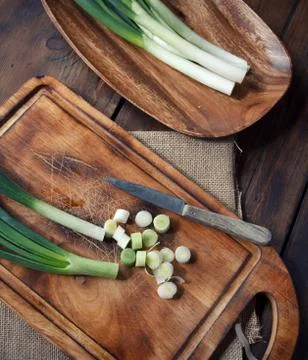 Spring onion on cutting board, looking from above Stock Photos