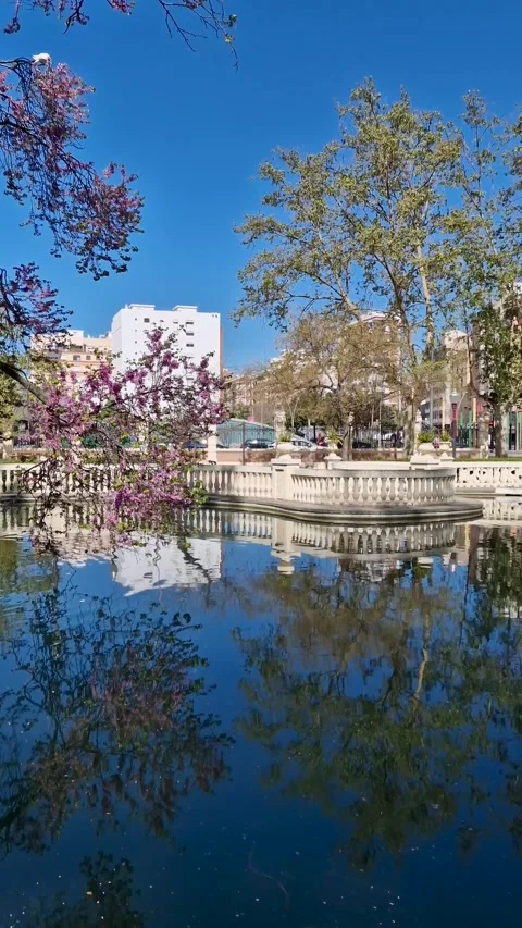 Spring in the park with pond Parc Ribalta. Stockbeeldmateriaal 299725383