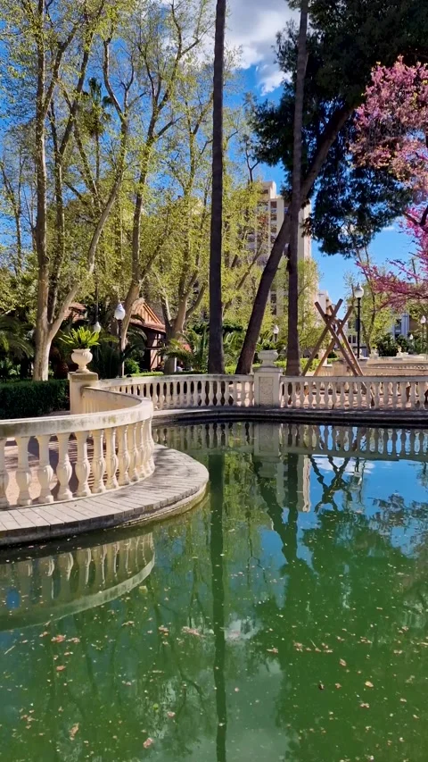 Spring in the park with pond Parc Ribalta. Stockbeeldmateriaal 299725392