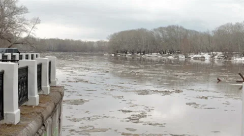 Spring river with dirty brown water and ice. floating of ice Video stock 65286120