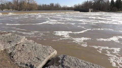 Spring river flooding during record warm temperatures in Ontario Canada 스톡 동영상 150268654