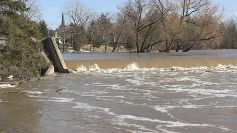 Spring river flooding during record warm temperatures in Ontario Canada Vídeos de archivo 150277658