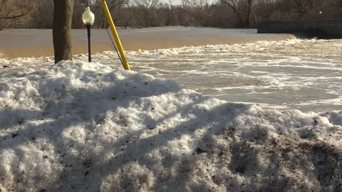 Spring river flooding during record warm temperatures in Ontario Canada Vídeo Stock 150284717