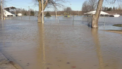 Spring river flooding during record warm temperatures in Ontario Canada Vidéo 150302854