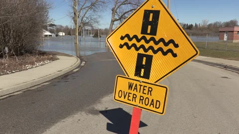 Spring river flooding during record warm temperatures in Ontario Canada Vídeo Stock 150303709