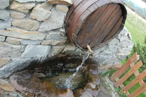 A spring from a roadside barrels. Foto stock